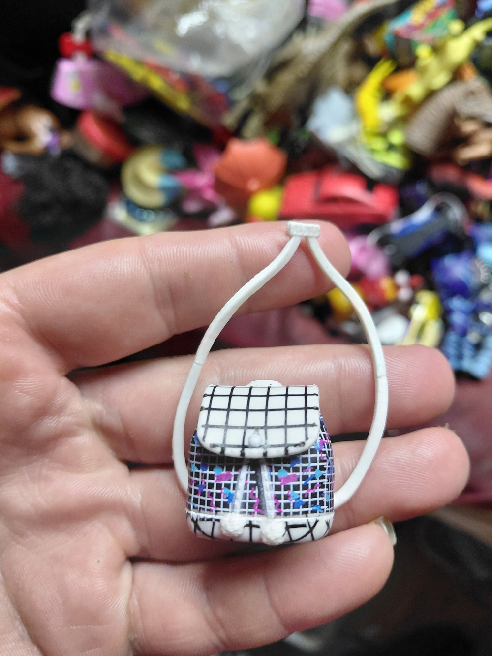doll backpack accessory from the L.O.L. Surprise! O.M.G. Series 3 Class Prez fas